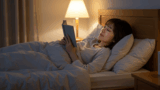 夜の寝室でリラックスして快眠の準備をする女性
